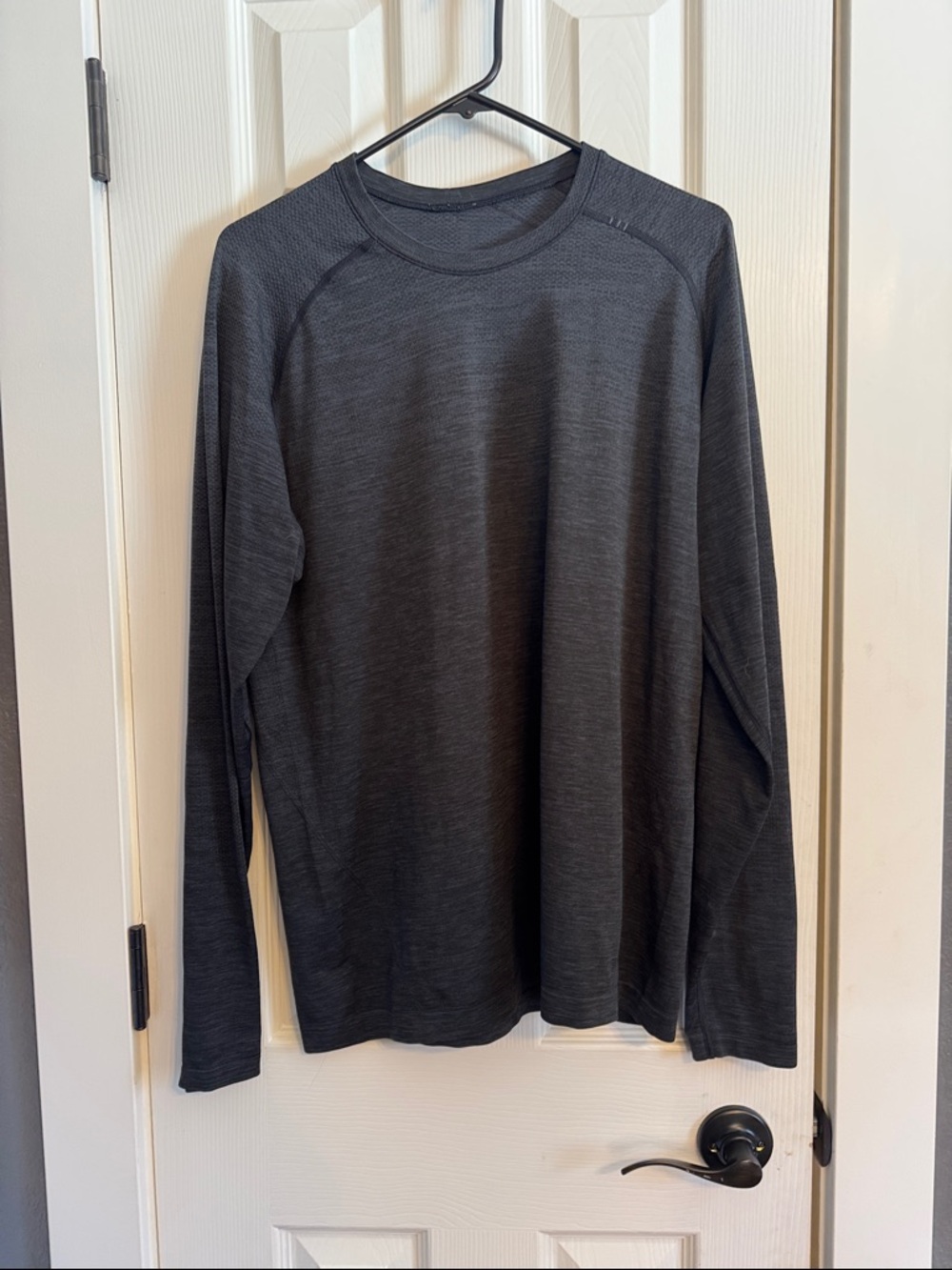 Men’s Lululemon brand long sleeve base layer workout shirt. Size Large
